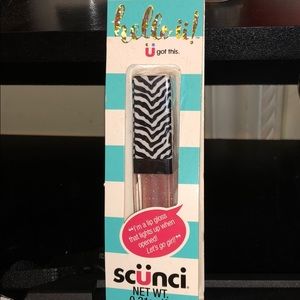 Scunci shiny lipgloss.